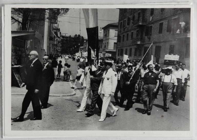 Poggibonsi, 18-19 luglio 1964, XX° anniversario della liberazione e conferimento ad Alcide Cervi della cittadinanza onoraria. Corteo lungo le vie della città